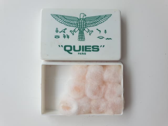 Ancienne boîte Quies avec bouchons en cire et logo vintage
