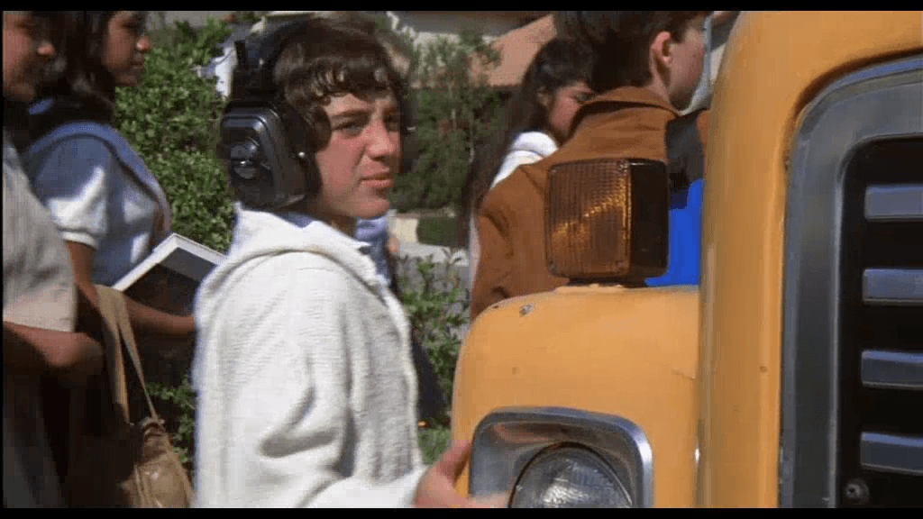 Personnage de film des années 80 portant un casque antibruit imposant